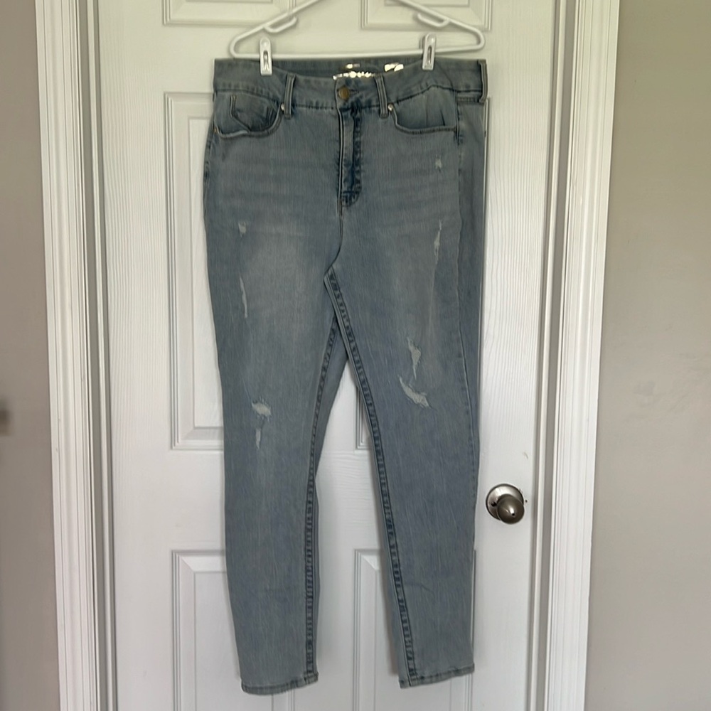 NWT Seven jeans light wash distressed jeans
